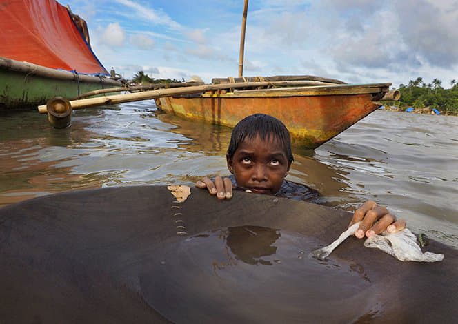 Child gold mining in Philippines