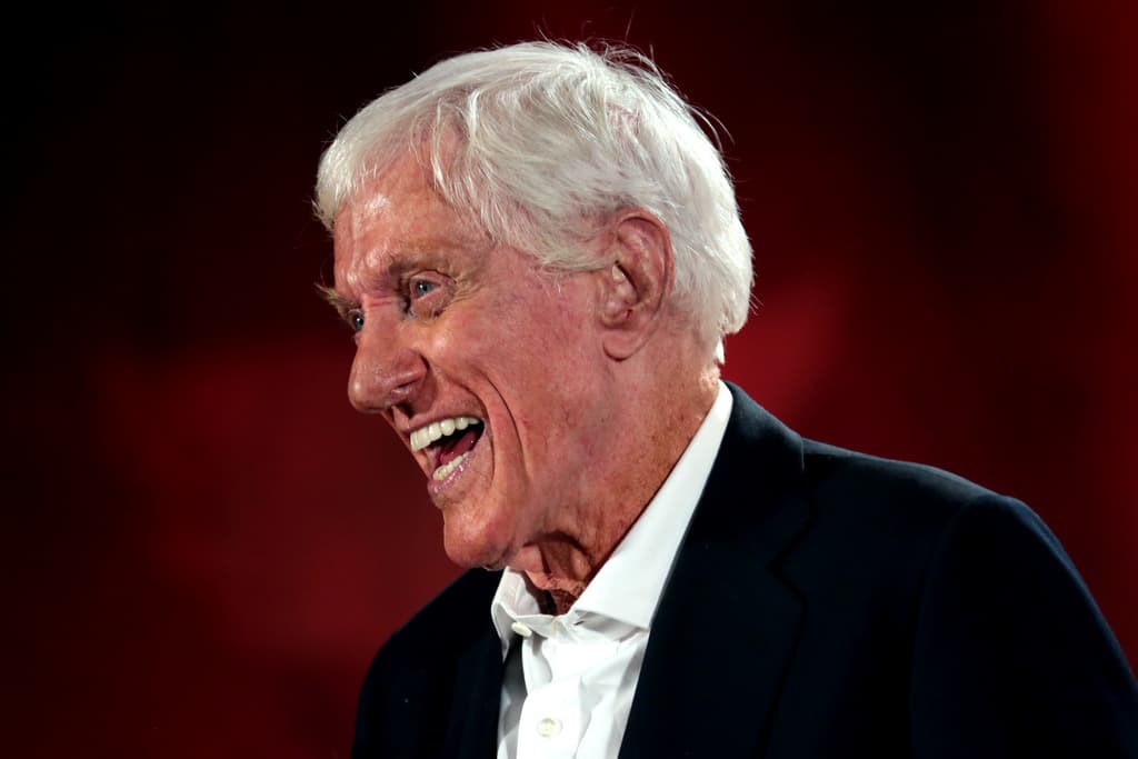 Dick Van Dyke speaking at the 2017 Phoenix Comicon