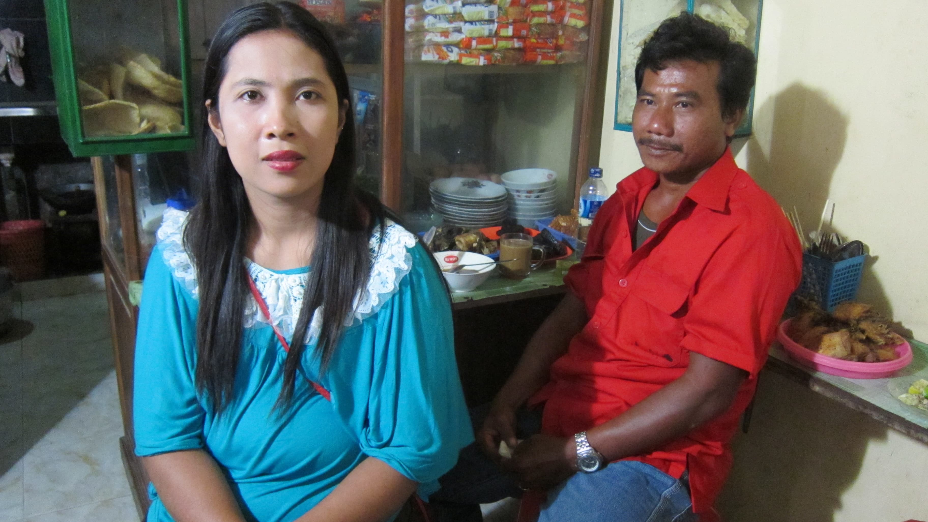 Housewife Fitri has come up to the mountain for a good Friday night out. She has hooked up with Ishlam, who is here to improve the fortunes of his small business.