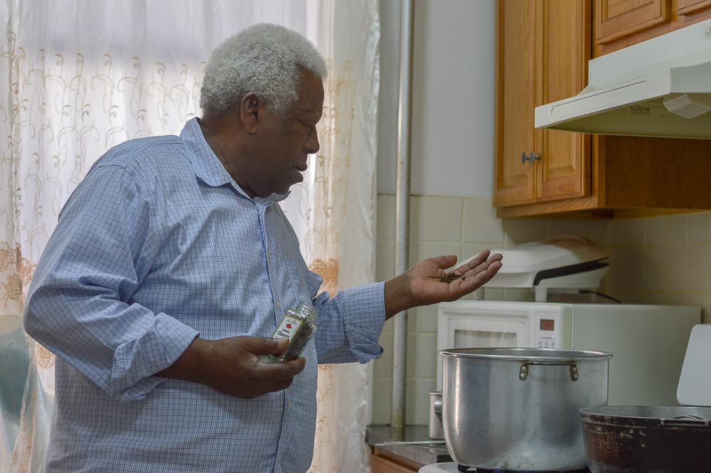 Making habas con dulce