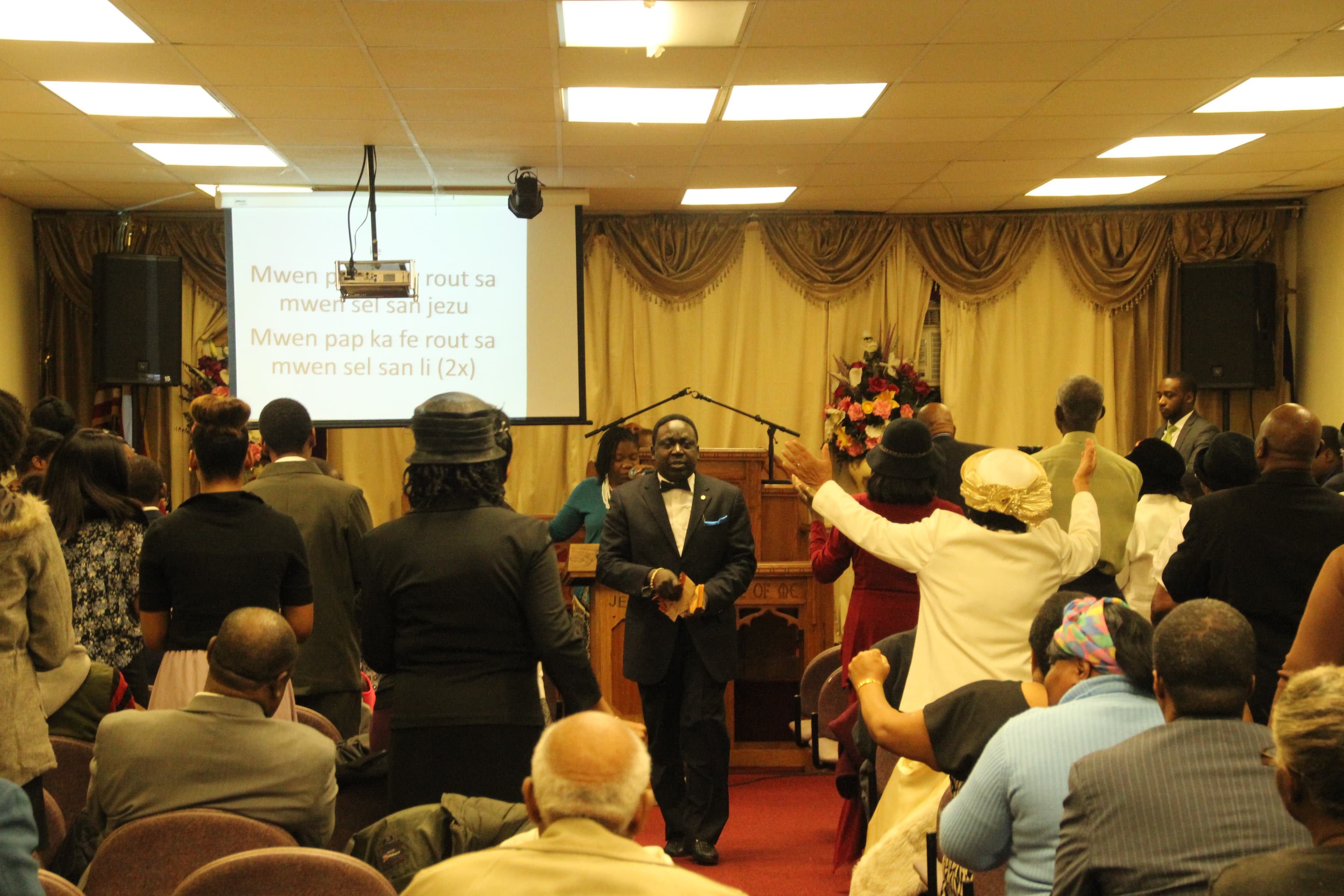 Eglise de Dieu, a church in Harlem, has a congregation of around 200 people, most of whom have roots in Haiti. Songs alternate between English and Haitian Creole, with Creole lyrics projected.