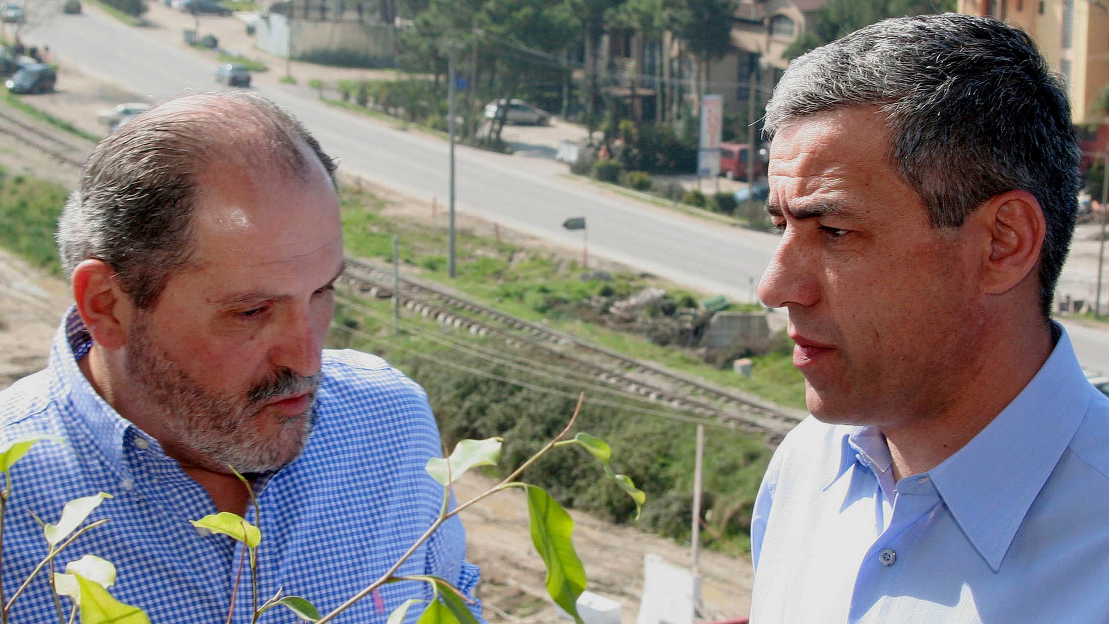 Head of Kosovo Serb delegation Oliver Ivanovic (R) speaks with Veton Surroi, member of the Kosovo Albanians delegation, March 2006.