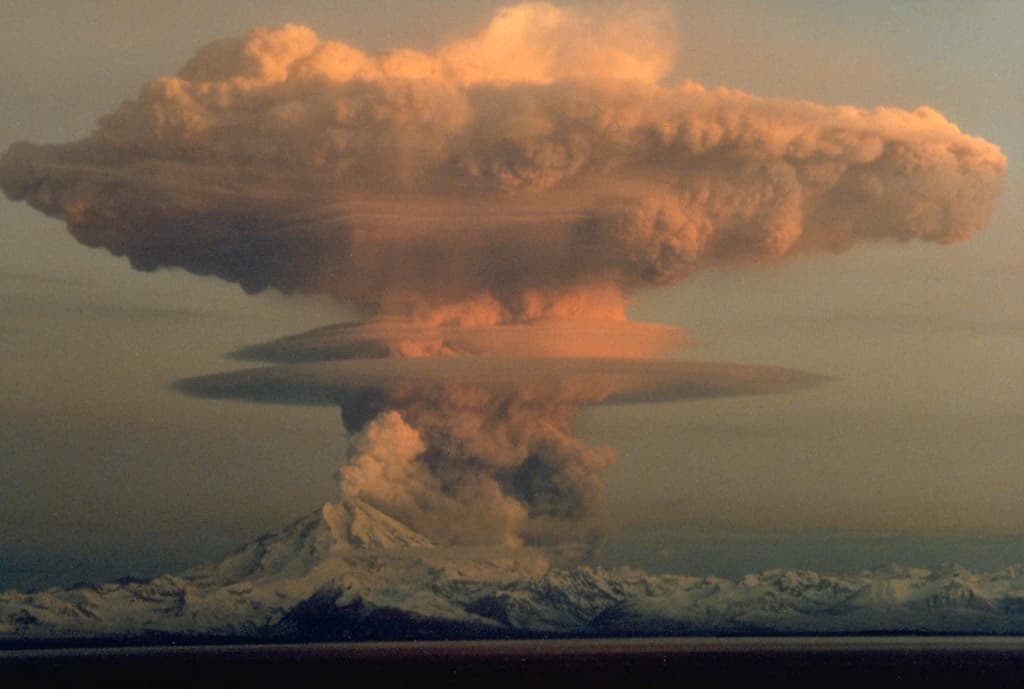 Mount Redoubt eruption
