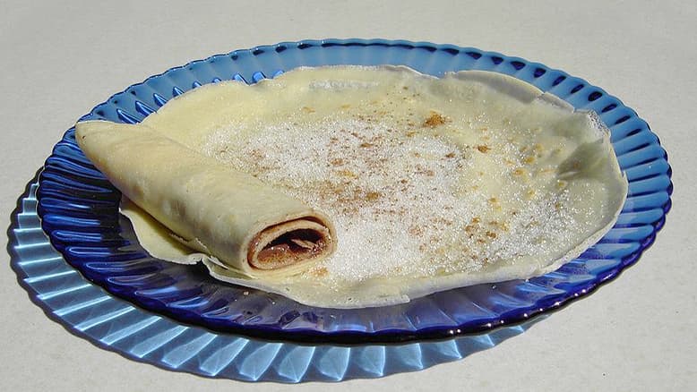 Palatschinke, sprinkled with sugar.