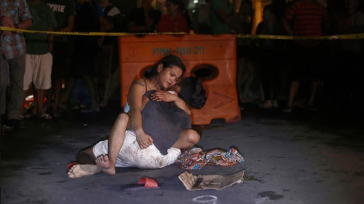 Jennelyn Olayres hold her husband’s dead body, Michael Siaron, an alleged drug pusher killed by unidentified gunman in Pasay City south of Manila.