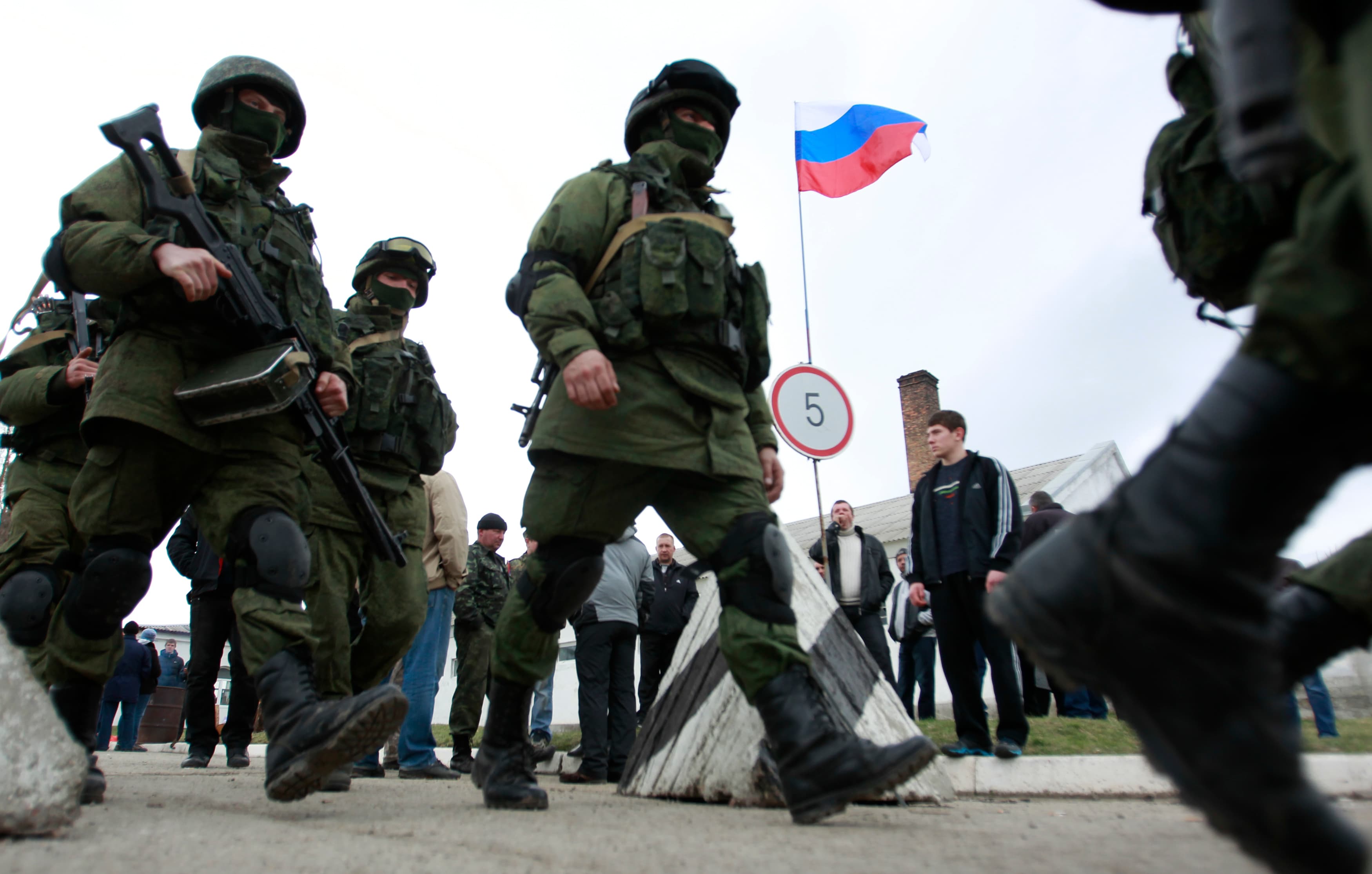Military personnel, believed to be Russian servicemen, march outside the Crimean city of Simferopol, March 4, 2014.