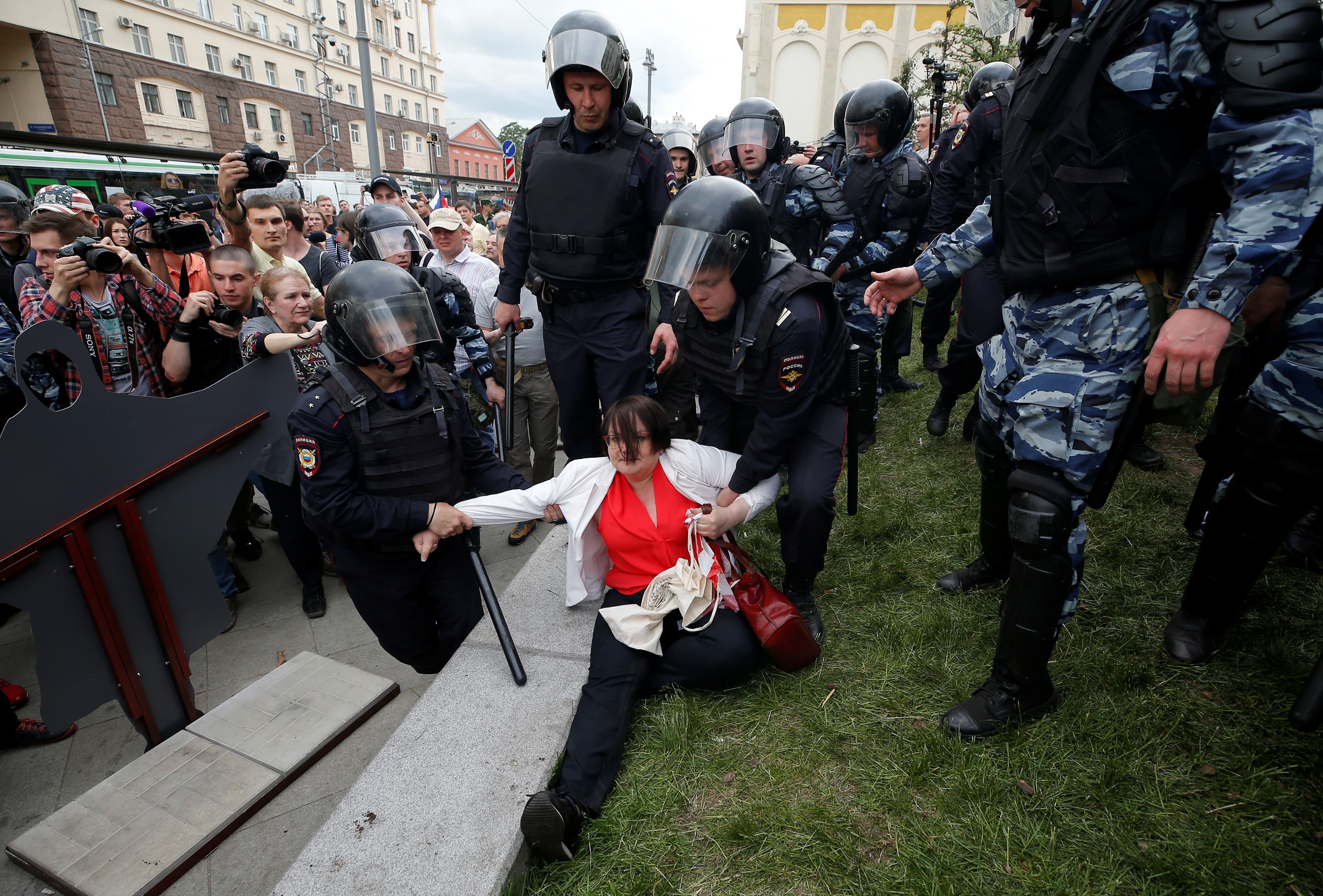 Russian police detain female protesters