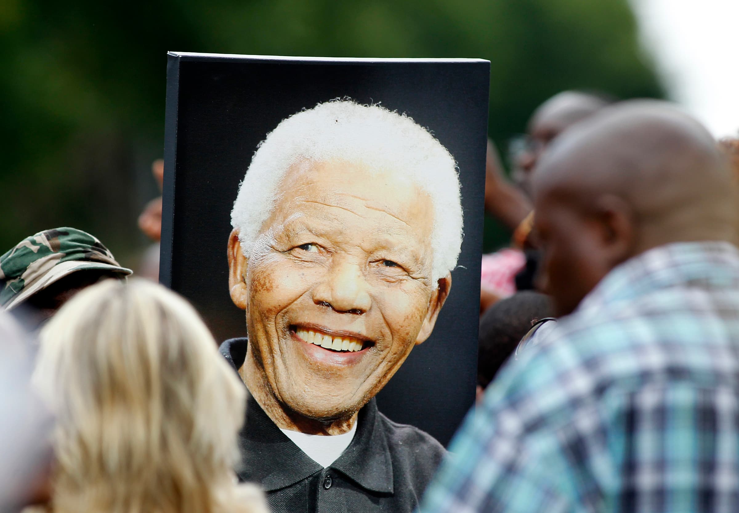 People mourn the death of Nelson Mandela