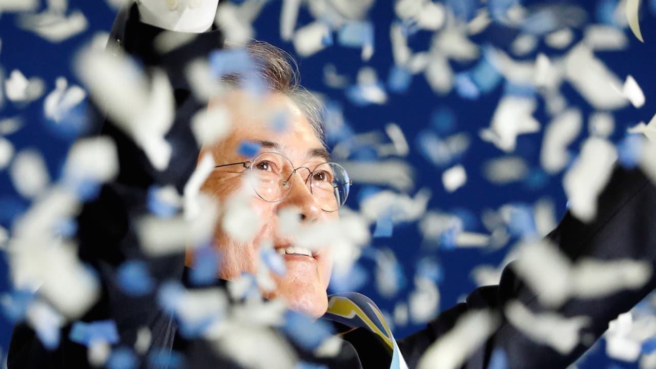 Moon Jae-In celebrates nomination