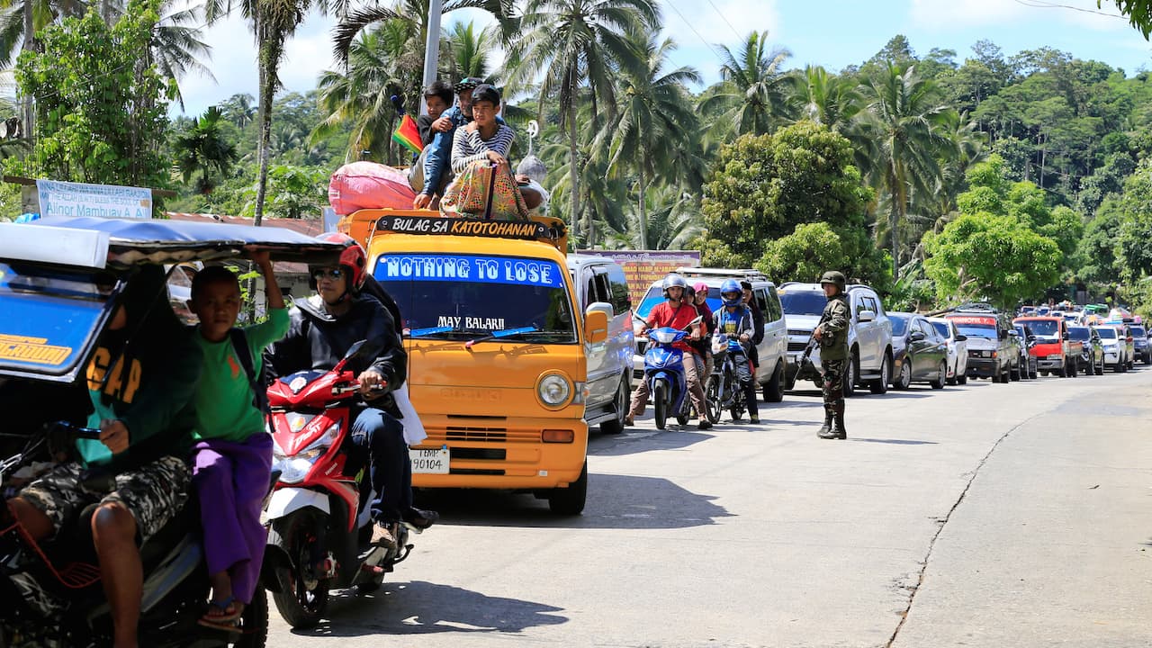 Marawi residents are evacuated from their city in the southern Philippines on May 24, 2017.