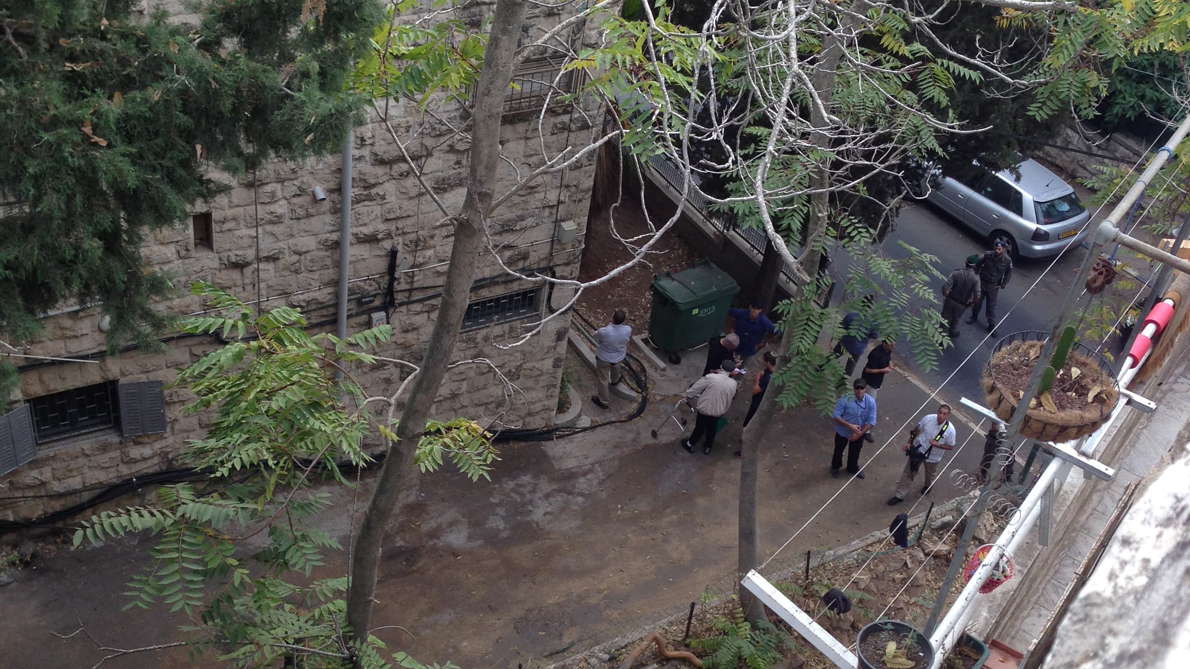 Rami Yizraeli (tan jacket) chats with Benjamin Netanyahu (black shirt), while the Israeli Prime Minister's bodyguards look on.