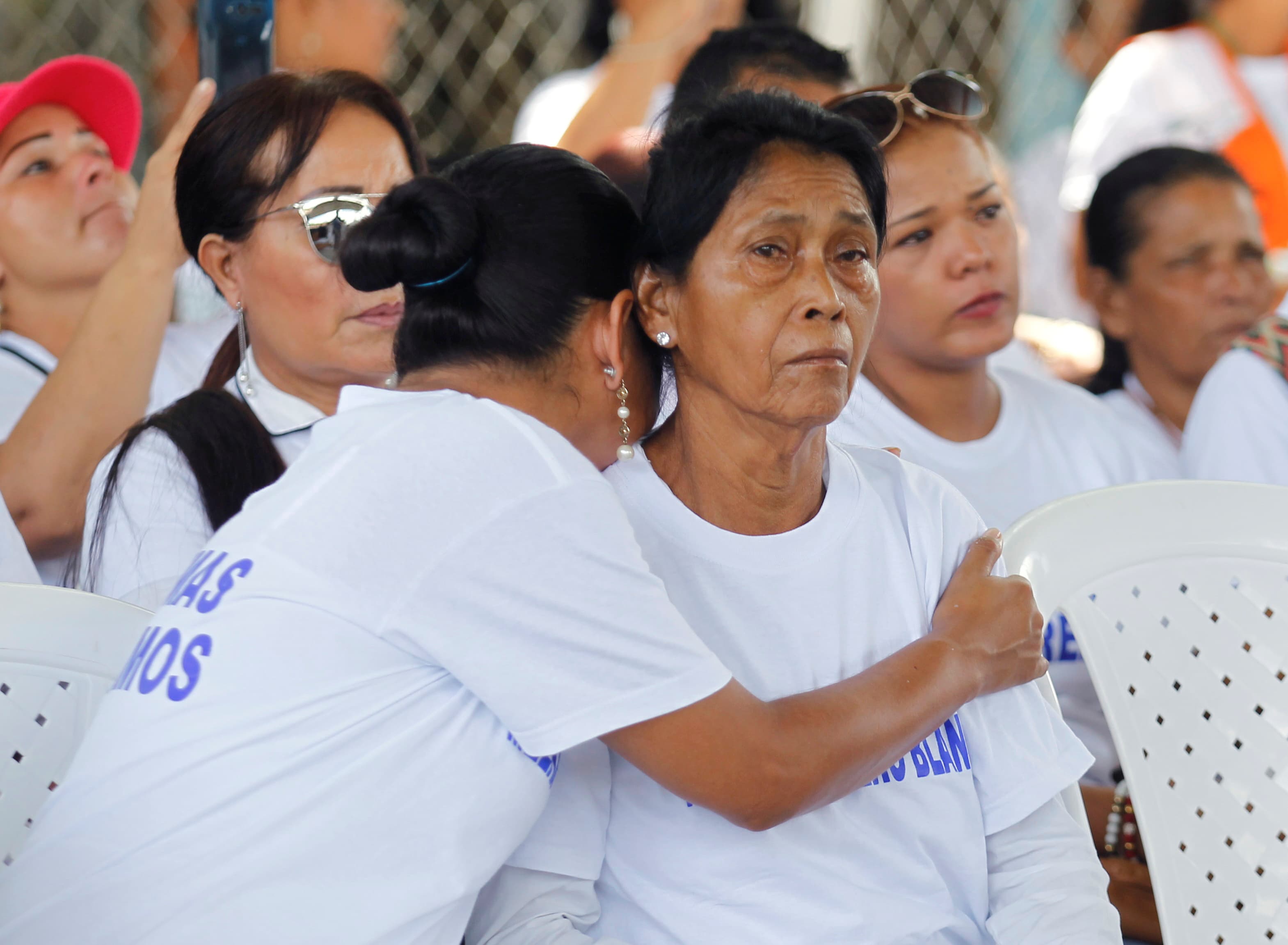 A woman cries during a meeting between FARC guerrilla leaders and victims of the La Chinita massacre