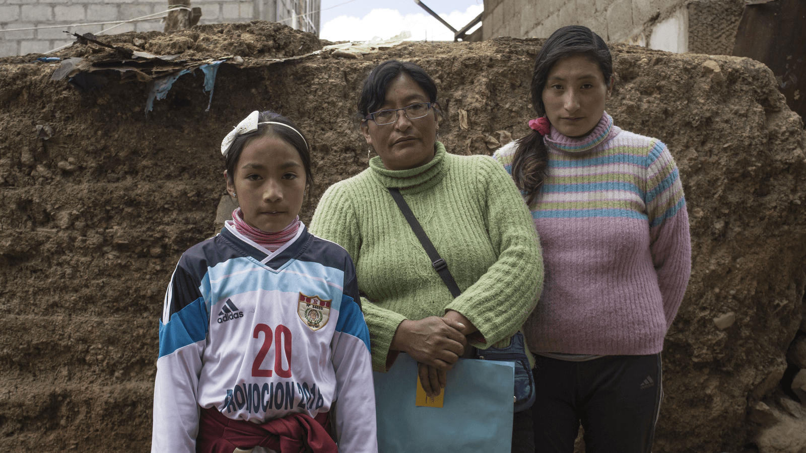 Sunmi (left) and Máyori (right) with their mother in their home. Sunmi was diagnosed by the Health Ministry in September 2015 with developmental disabilities, learning disability and chronic epistaxis (nose bleeds) from high levels of lead in her blood.