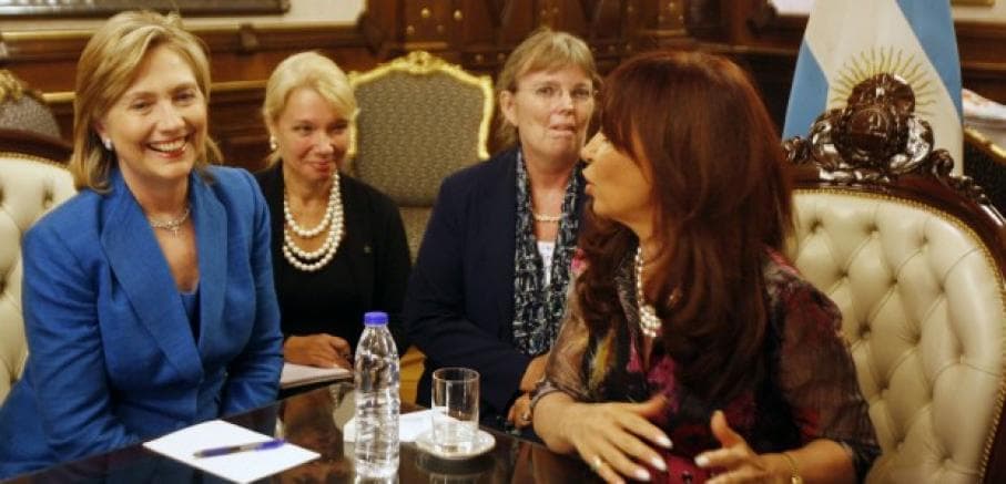 Two interpreters sit between US Secretary of State Hillary Clinton and Argentina's President de Kirchner.
