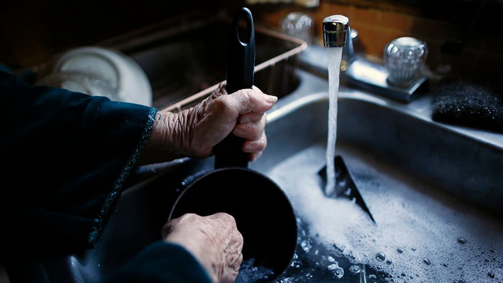 housework wash dishes