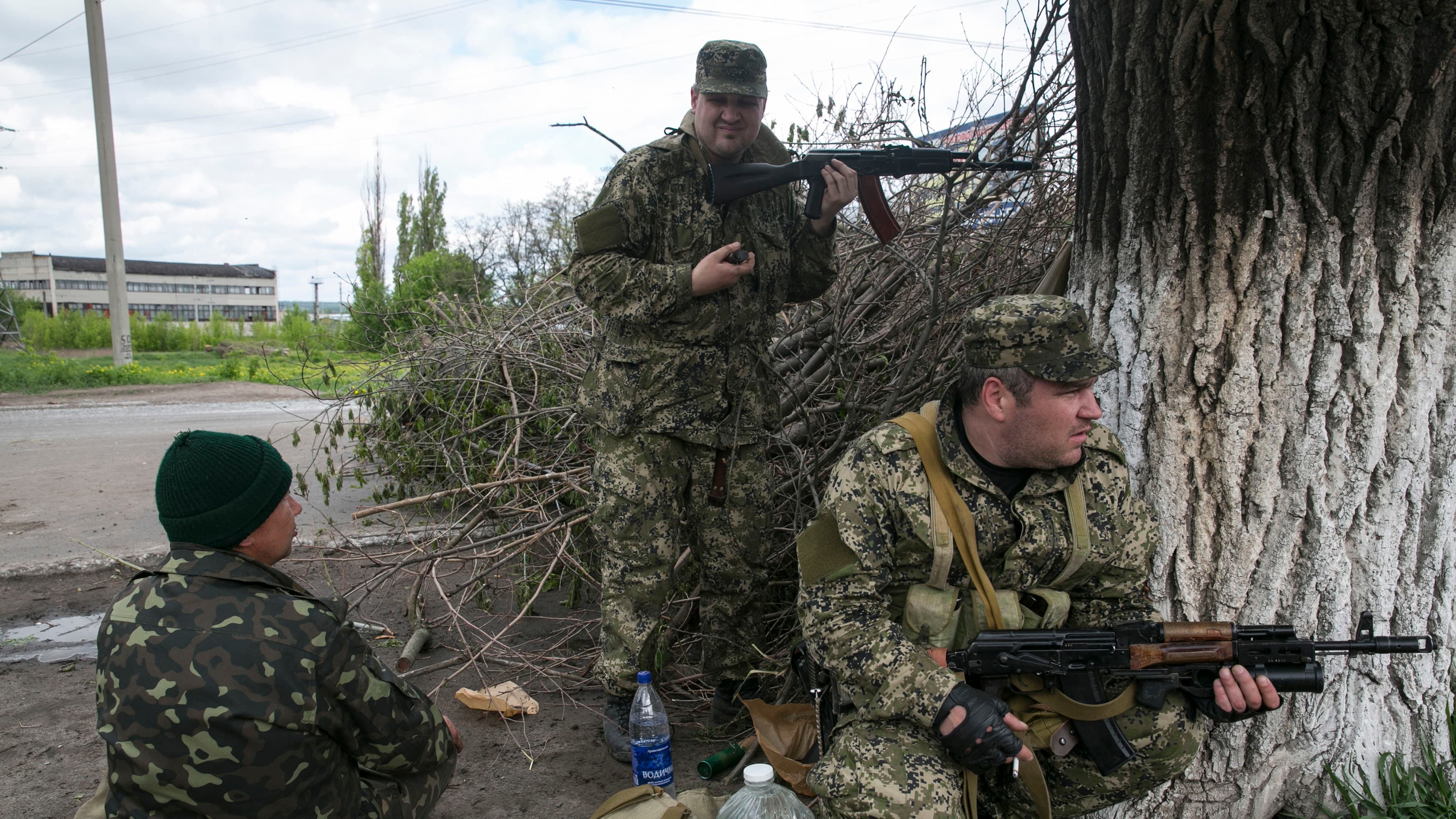 Pro-Russian armed men take positions near the town of Slaviansk, eastern Ukraine, May 5, 2014. Pro-Russian separatists ambushed Ukrainian forces on Monday, triggering heavy fighting on the outskirts of the rebel stronghold of Slaviansk, Interior Minister