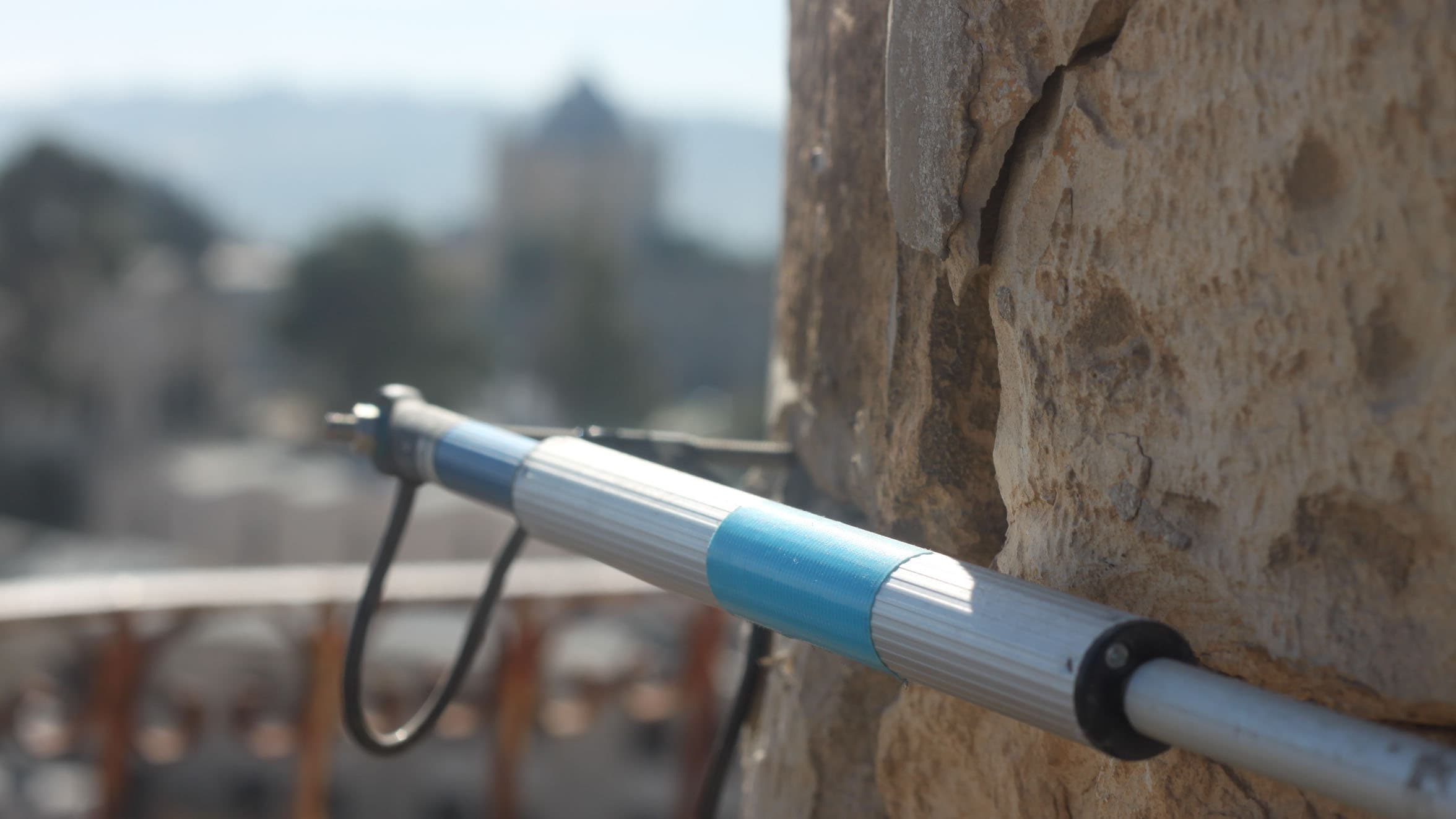 Seismic monitoring device