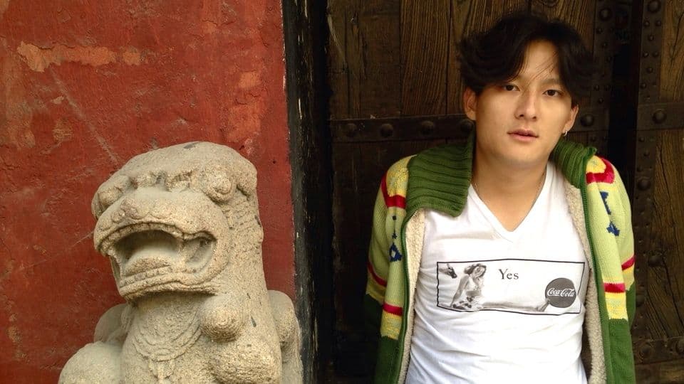 Shi Zhi's English name is Yes, as his T-shirt proclaims.