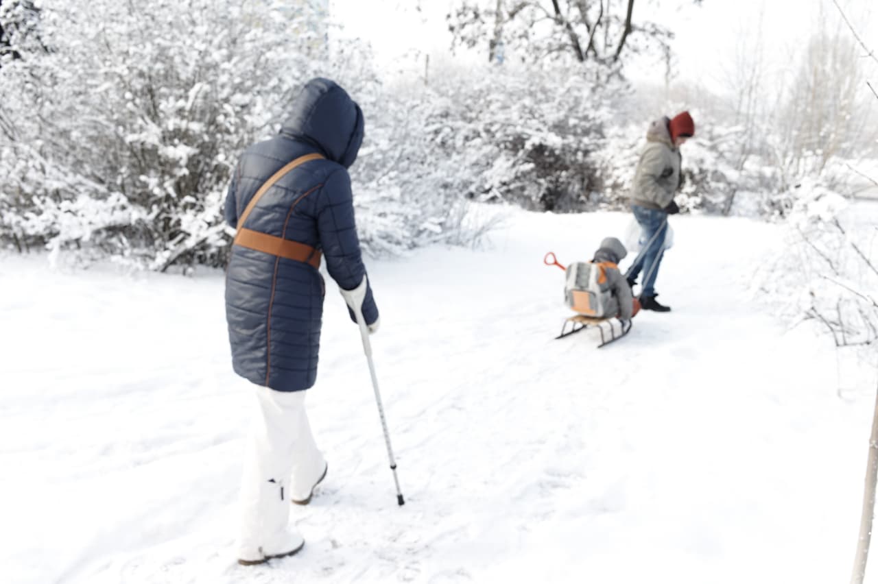 Alla walks home in Kramatorsk after receiving her daily dose of metadone, a substitution therapy made largely unavailable by separatists in eastern Ukraine. She fled her home just outside of Donetsk and is now living as an IDP with her son.