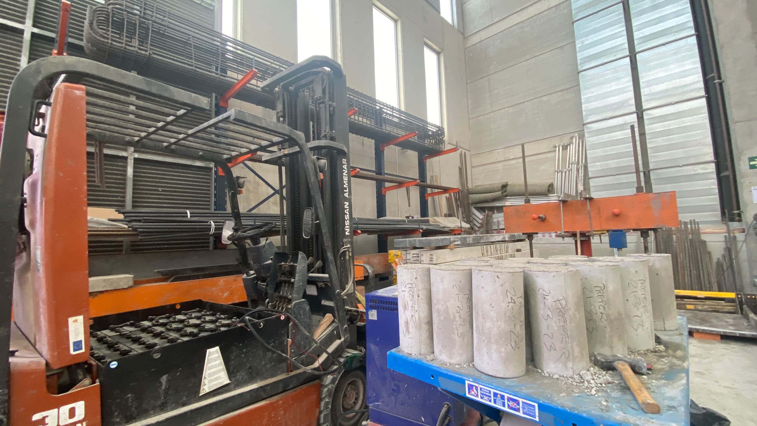 Inside the Institute of Science and Concrete Technology, construction materials and machinery are stored everywhere. It looks like a real-life construction site.