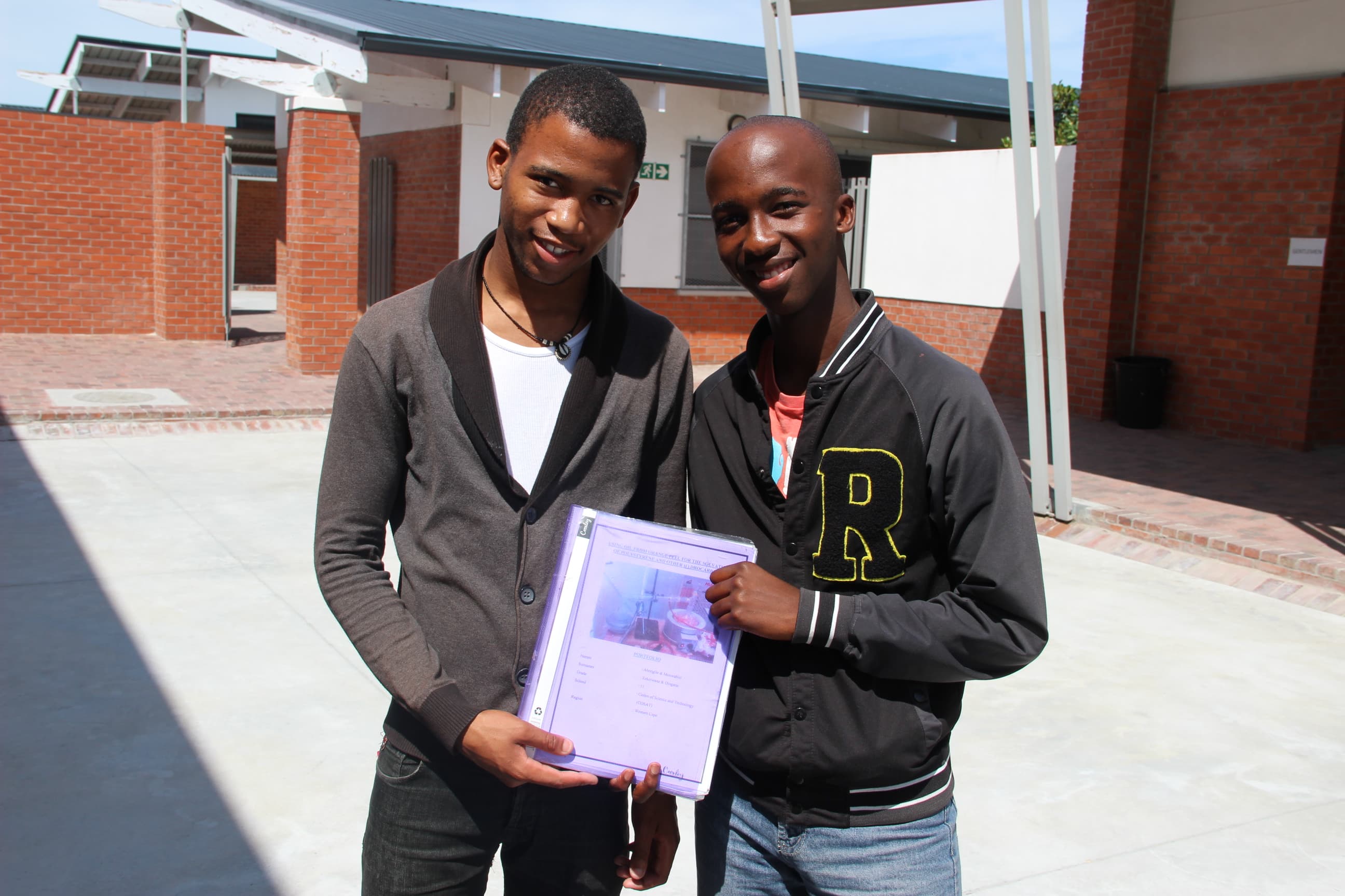 Abongile Xeketwana and Monwabisi Dingane with a summary of their chemistry experiment.